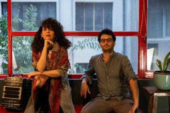 Το Duo Sin Cuerdas, δηλαδή η πιανίστα Τόνια Μακατσιάνου και ο μπαντονεονίστας Κώστας Ζιγκερίδης